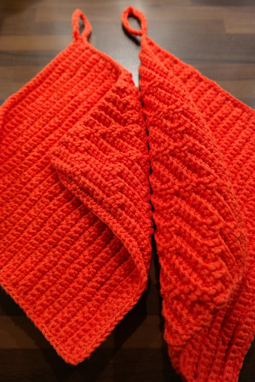oven mitts, red, crochet, wool, material